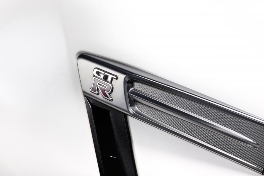  Nissan GT-R 2011 года  (фото 14 из 87)